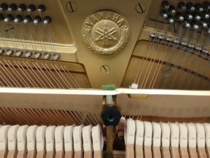 Piano droit Yamaha UX5, 88 touches lestées, clavier en bois massif, style classique, piano acoustique noir à poser au sol - Product Image 4