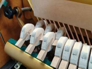 Piano Vertical Yamaha U1G Usado, Color Negro, Piano Acústico Japonés de Segunda Mano para Músicos Profesionales, Suministro de Fábrica - Product Image 6