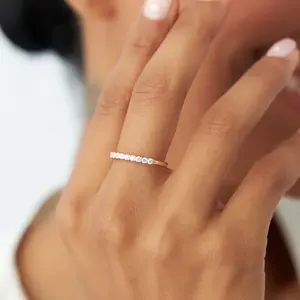 Anillo de Compromiso de Media Eternidad con 9 Piedras de Circonia Cúbica de Corte Brillante de 0.30 TCW, Regalo de Aniversario Moderno - Product Image 5