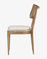 Chaise de salle à manger latérale moderne en acajou avec cadre en bois massif de style rétro, dossier en rotin tressé et tissu crème, idéale pour appartement et atelier