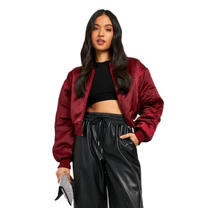 Chaqueta bomber recortada de seda satinada roja de último diseñador, chaqueta bomber elegante acanalada para mujer, chaquetas bomber con mangas hinchadas para exteriores - Product Image 3