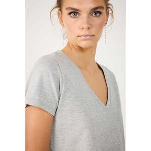 เสื้อยืดคอวีแบบเรียบหรู - Product Image 4