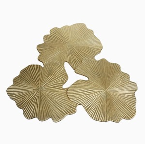 Table d'exposition moderne en métal avec pieds sur trépied Table d'appoint portable pour la décoration du salon Meubles de maison à prix - Product Image 4