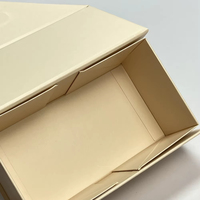 Boîte cadeau magnétique unique pliable en carton rigide beige avec logo personnalisé pour l'emballage de vêtements, de chaussures, de parfums, de cosmétiques, d'entreprise