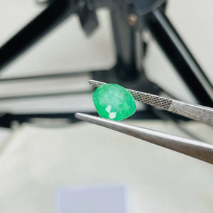 พลอยมรกตแซมเบียธรรมชาติ ทรงลูกแพร์ 4.58 กะรัต คุณภาพดี ประกายสวยงาม สีเขียวสวยงาม ขัดเงาอย่างสมบูรณ์แบบ เหมาะสำหรับทำเครื่องประดับทุกประเภท - Product Image 4