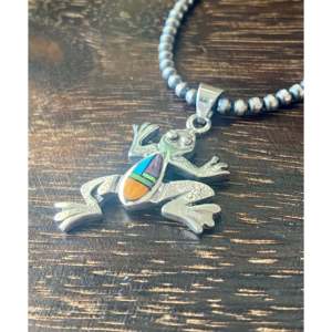 Pendentif grenouille Julius Burbank multi-pierres et argent sterling serti clos, plaqué or rose et rhodium, motif moderne - Product Image 4
