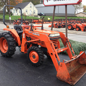 Tractor diésel 4WD de servicio pesado con soporte de cargador y eje de toma de fuerza Ideal para trabajos agrícolas y de servicios públicos versátiles - Product Image 4
