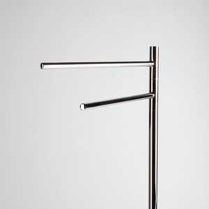 Lampadaire chromé avec 2 bras porte-serviettes et base demi-lune pour articles de bain et toilettes - Product Image 2
