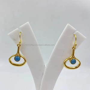 Pendientes de perlas de ley chapados en oro minimalistas, accesorio de boda de moda para mujeres para fiestas y regalos - Product Image 1