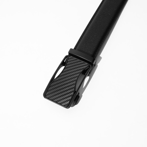 Cinturón de Cuero Genuino para Hombre TST3104 con Cierre Automático, Textura de Carbono, Diseño Resistente a los Arañazos - Product Image 2