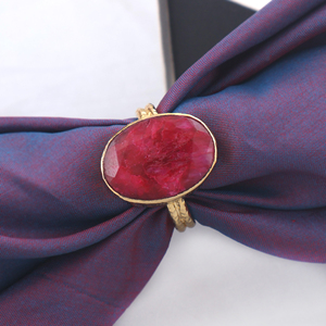 Anillo de piedras preciosas de rubí teñido a la moda, anillo minimalista de diseñador de doble banda texturizado facetado ovalado, anillo hecho a mano chapado en oro de 18 quilates - Product Image 4