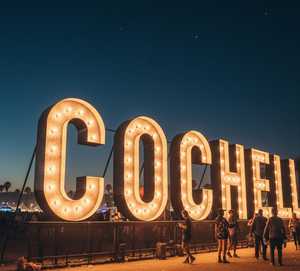 Letras Gigantes de Marquesina con la Palabra 'COACHELLA' |   Letras Decorativas Iluminadas con Temática Festiva, Letreros Personalizados con Bombillas, Letras de Marquesina - Product Image 2