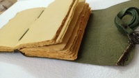 Journaux clés en cuir en relief de fleurs sur mesure fabriqués avec du vieux papier bordé d'aspect antique en taille 5*7 pouces