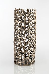 Vase à fleurs classique en fer/aluminium fait à la main avec un design intemporel pour les intérieurs traditionnels et modernes Vase de table élégant - Product Image 6