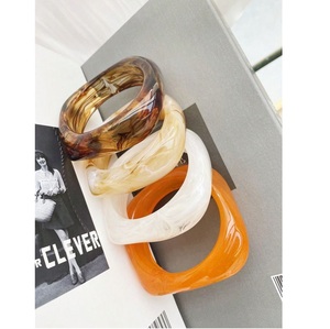 กำไลเรซินรูปทรงที่แข็งแกร่งมันวาวสง่างามมีสีที่เป็นเอกลักษณ์สไตล์ทันสมัยเหมาะสำหรับสร้อยข้อมือแฟชั่นสำหรับสุภาพสตรี - Product Image 1