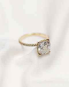 Bague de fiançailles Moissanite coupe coussin carré de 10mm | Solitaire avec bande d'accent | OEM de bijoux fins de mariage de mariée - Product Image 4