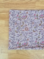 Tela de Algodón Premium para Vestidos con Estampado Artesanal, en Color Marfil Suave, Decorada con Delicadas Flores Rosadas