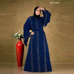 Abaya Clásica Modesta Hasta el Suelo con Paneles Decorativos Lineales |   Tela Nida Suave, Cuello en V, Mangas Largas y Diseño Vintage - Product Image 5