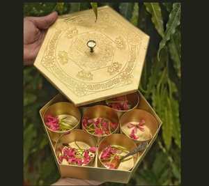 Boîte à épices traditionnelle en laiton pour la préparation authentique de la cuisine indienne, favorisant une cuisine organisée et hygiénique - Product Image 1