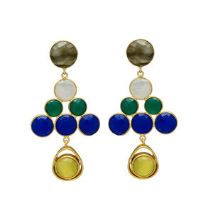 Pendientes colgantes de diseño único chapados en oro recién llegados con pendientes de latón con piedras preciosas de Esmeralda y zafiro - Product Image 1