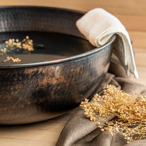 Bol de spa élégant en cuivre fait à la main, parfait pour le traitement de la pédicure et la relaxation des pieds à la maison ou au salon. - Product Image 4