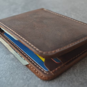 กระเป๋าสตางค์หนังแบบพับสองพับแบบย้อนยุคงานแฮนด์เมดโลโก้ RFID กันขโมยกระเป๋าสตางค์บัตรเครดิต LWM-0236การเดินทางทางธุรกิจที่ทันสมัย - Product Image 1