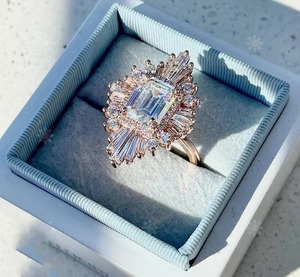 Hermoso anillo de compromiso de Halo Sunburst de corte esmeralda, joyería personalizada, corte excelente, el mejor regalo de compromiso para ella - Product Image 4