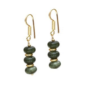 ต่างหูห้อยพลอย vasonite ทำด้วยมือพร้อมลูกปัดกลมสีทองตะขอชุบทองและดีไซน์หินที่สง่างาม - Product Image 1