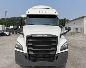 Excellent camion semi-remorque Freightliner Cascadia 125 Sleeper d'occasion 2018 - Cabine intégrale de 71 pouces, 475 CV, boîte manuelle 10 vitesses, expédition mondiale - Product Image 3
