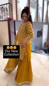 Nouvel arrivage de Salwar Kameez, designer pakistanais, avec une riche broderie cousue à la main pour des occasions de mariage élégantes - Product Image 3