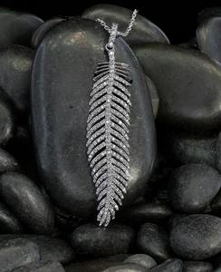 Bijoux personnalisés Pendentif en or massif en forme de feuille avec diamant cultivé en laboratoire pour femmes - Product Image 2