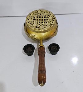 Quemador de incienso de latón de diseño tradicional con tallados a mano y diseño de cuenco grande, perfecto para rituales de púja y decoración festiva. - Product Image 4