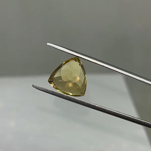 พลอยซิทรินสีทองธรรมชาติจากเรดเมาน์เทนเจมส์ ขนาด 9 มม. รูปทรงทริลเลียนคัท คุณภาพดีที่สุด สำหรับทำเครื่องประดับ - Product Image 2