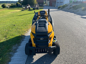 Compre el Tractor Cortacésped Cub Cadet XT3 de 106 cm, Tractor de Jardín de Uso Pesado con Transmisión Hidrostática - Product Image 3
