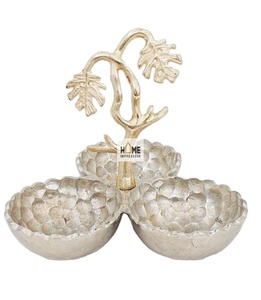 Elegante cuenco de 3 compartimentos de diseño atractivo de metal con textura martillada y cuenco de vástago de Latón chapado en oro para Decoración de mesa - Product Image 1