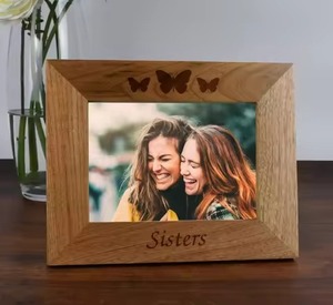 Cadre photo en bois créatif avec des motifs sculptés à la main, finition lisse et brillante polie à la main avec soin - Product Image 2