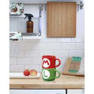 Ensemble de tasses en grès Super Mario Luigi & Mario de style moderne, compatibles lave-vaisselle et micro-ondes, en stock et emballées dans une boîte cadeau avec couvercle - Product Image 1