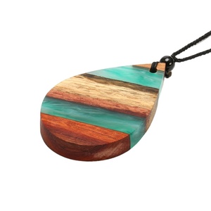 Collar con colgante de resina de madera de diseño único muy demandado, accesorios de joyería de moda cristiana artística para mujer, venta al por mayor - Product Image 1