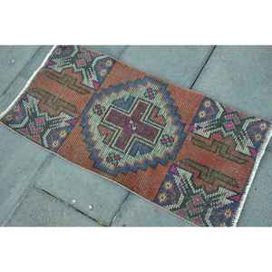 พรมวินเทจขนาดเล็ก, พรมตุรกีขนาด 1.4x2.8 ฟุต, พรมขนสัตว์ลายสัตว์สีแดง - Product Image 1