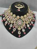Parure de mariée ethnique de haute qualité plaquée argent Kundan, collier demi-longueur avec perles émeraude, incluant boucles d'oreilles et Maang Tikka pour mariage