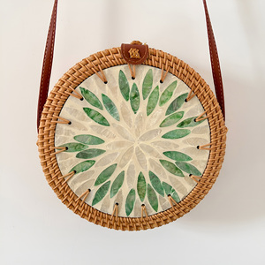 Sac à bandoulière en rotin tressé fait main avec cercle en nacre, sac à main bandoulière - Product Image 3