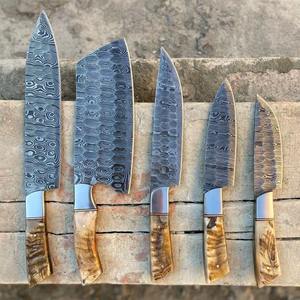 Ensemble de couteaux de chef en acier Damas essentiel de cinq pièces avec manche en bois Outils de cuisine originaux avec lame en acier au carbone - Product Image 1