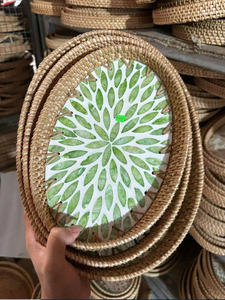 Plateau de service en bambou fait main écologique en gros, tressé en paille de rotin avec incrustations de nacre - Product Image 2