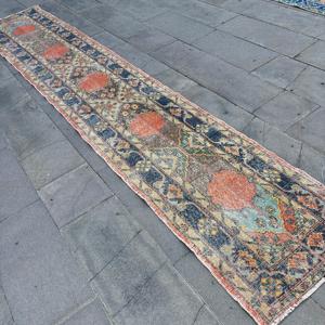 Alfombra Turca de 2.1x12.6 pies, Alfombra Vintage de Lana con Borde Azul - Product Image 2