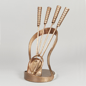 Juego de herramientas para chimenea hecho a mano de latón antiguo resistente, juego de fuego de metal con póker, soporte de cepillo para pinzas de pala para interiores y exteriores - Product Image 1