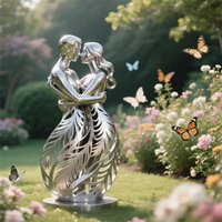 Sculptures métalliques abstraites représentant un couple dans un étreinte ou une danse passionnées et émouvantes, transmettant un sens dynamique et une connexion émotionnelle.