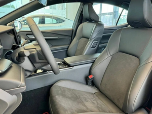 Sedán Premium 2025 con Todas las Opciones, Alta Gama, 4 Puertas, Automático, Vehículo de Lujo de Tamaño Mediano en Venta - Product Image 5