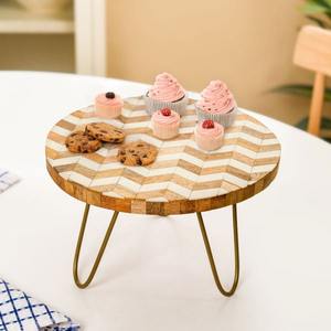 Support à gâteau artisanal en bois moderne avec plateau en silicone et résine époxy comprenant un sous-verre et un couteau pour servir les desserts - Product Image 6