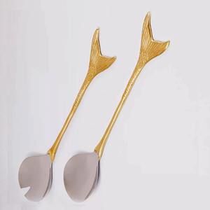 Juego de servicio de ensalada con mango moderno de cola de pez dorado Juego de servidor de ensalada de acero inoxidable de alta calidad con mango dorado - Product Image 1
