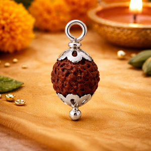 Pendentif en argent plaqué or 18 carats avec agate naturelle Rudraksha, charme religieux hindou en pierre - Product Image 1